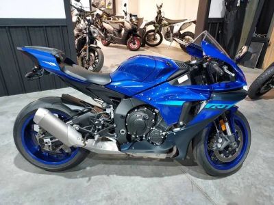 2024 Yamaha YZF-R1 — front three-quarter view