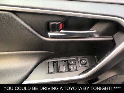 2025 Toyota RAV4 XLE - Photo 17