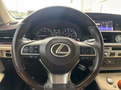2016 Lexus ES - Photo 19