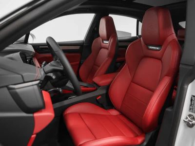 2025 Porsche Macan — detail view