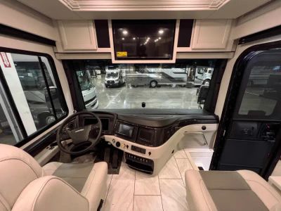 2027 Fleetwood DISCOVERY — side profile view