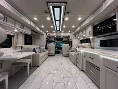 2027 Fleetwood DISCOVERY — interior view