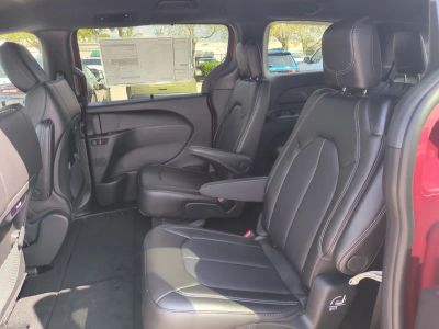 2026 Chrysler Pacifica — photo 15 view