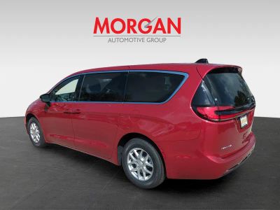 2026 Chrysler Pacifica — photo 7 view