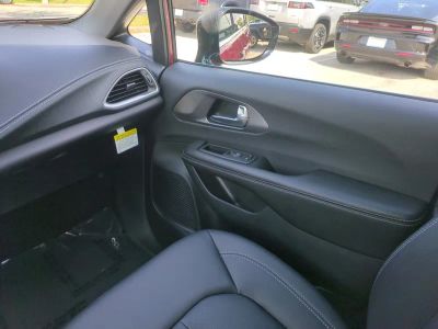 2026 Chrysler Pacifica — photo 18 view