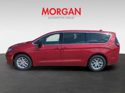 2026 Chrysler Pacifica — photo 8 view