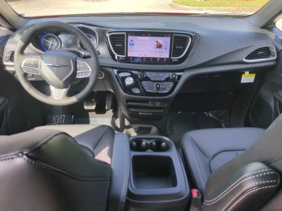 2026 Chrysler Pacifica — photo 16 view