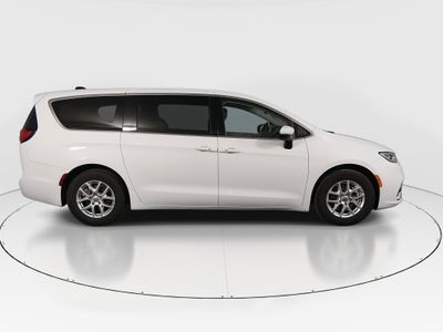 2023 Chrysler Pacifica — photo 8 view