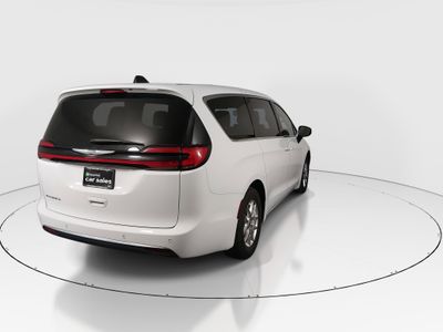 2023 Chrysler Pacifica — photo 7 view