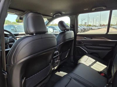 2026 Jeep Grand Cherokee — photo 9 view