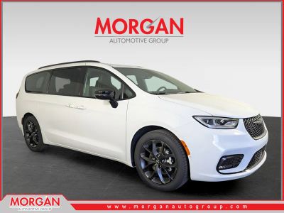 2026 Chrysler Pacifica Select in White — front three-quarter view