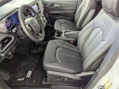 2026 Chrysler Pacifica — photo 10 view
