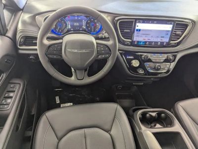 2026 Chrysler Pacifica — photo 13 view
