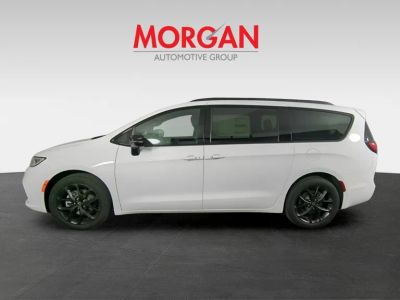 2026 Chrysler Pacifica — photo 8 view