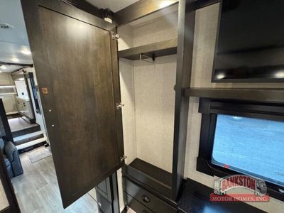 2021 Redwood 3981FK — photo 22 view