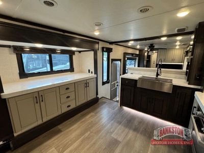 2021 Redwood 3981FK — photo 12 view