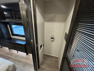 2021 Redwood 3981FK — photo 25 view