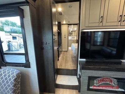 2021 Redwood 3981FK — photo 17 view