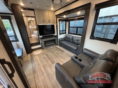 2021 Redwood 3981FK — photo 10 view