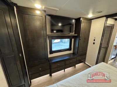 2021 Redwood 3981FK — photo 19 view