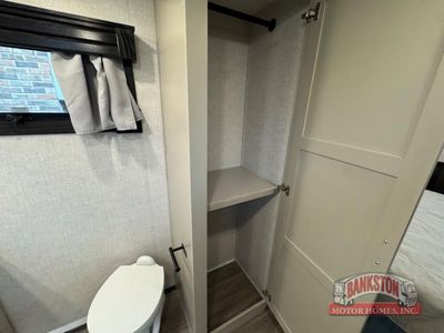 2021 Redwood 3981FK — photo 20 view