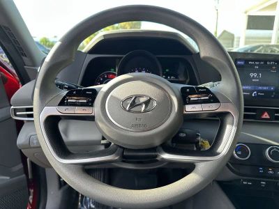 2022 Hyundai Elantra — photo 11 view