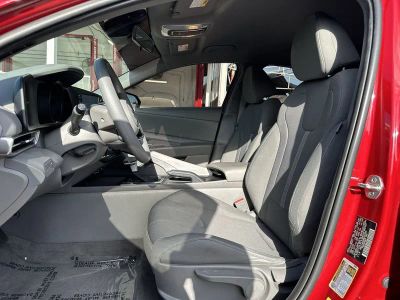 2022 Hyundai Elantra — photo 13 view