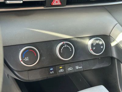 2022 Hyundai Elantra — photo 16 view