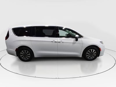 2023 Chrysler Pacifica — photo 8 view