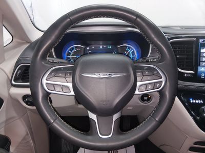 2023 Chrysler Pacifica — photo 12 view