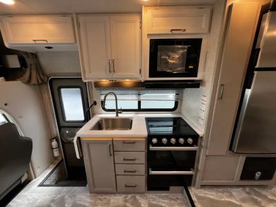 2024 Thor Motor Coach QUANTUM LC — engine compartment view