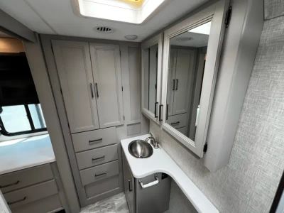 2024 Thor Motor Coach QUANTUM LC — photo 24 view