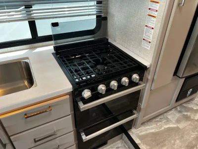2024 Thor Motor Coach QUANTUM LC — photo 8 view