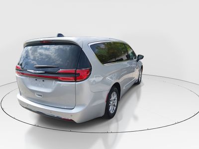 2024 Chrysler Pacifica — photo 7 view