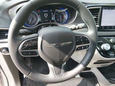 2024 Chrysler Pacifica — photo 12 view