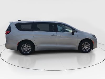 2024 Chrysler Pacifica — photo 8 view