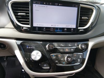 2024 Chrysler Pacifica — photo 13 view