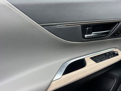 2023 Toyota Venza - Photo 12