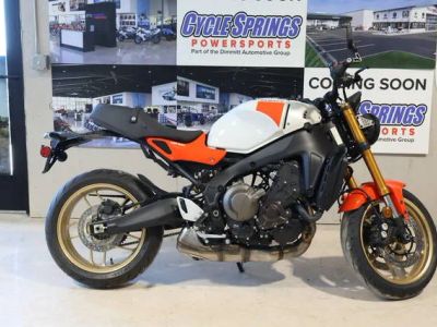 2026 Yamaha XSR900 — front three-quarter view