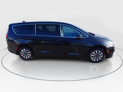 2023 Chrysler Pacifica — photo 8 view