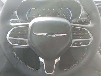 2023 Chrysler Pacifica — photo 12 view