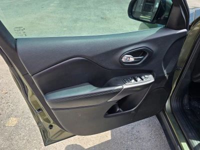 2019 Jeep Cherokee — photo 13 view