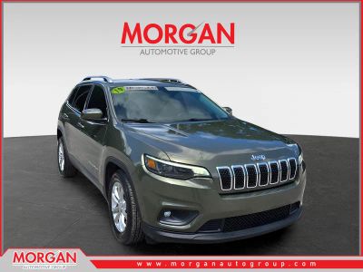 2019 Jeep Cherokee Latitude in Olive Green Pearlcoat — front three-quarter view