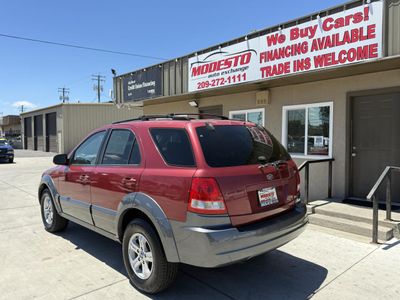 2004 Kia Sorento — engine compartment view