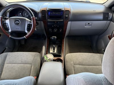 2004 Kia Sorento — photo 16 view