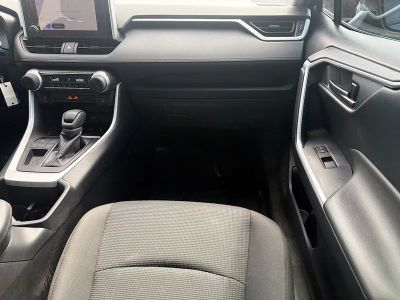 2024 Toyota RAV4 — photo 17 view