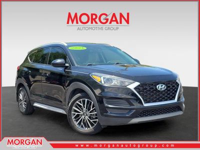 2021 Hyundai Tucson SEL in Black Noir Pearl — front three-quarter view