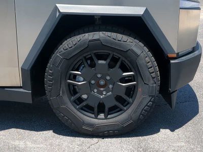 2024 Tesla Cybertruck — photo 10 view