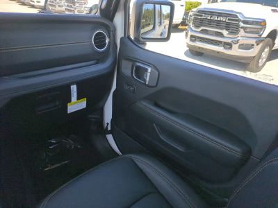 2026 Jeep Gladiator — photo 18 view
