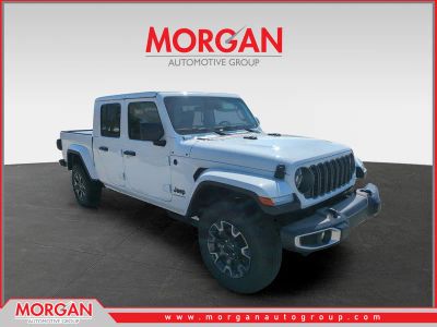 2026 Jeep Gladiator Sahara in White/off-white — front three-quarter view